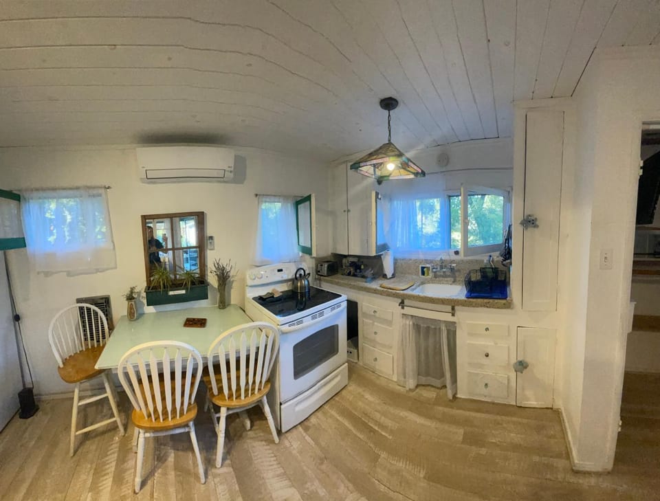 Kitchen or kitchenette, Dining area, oven, stove