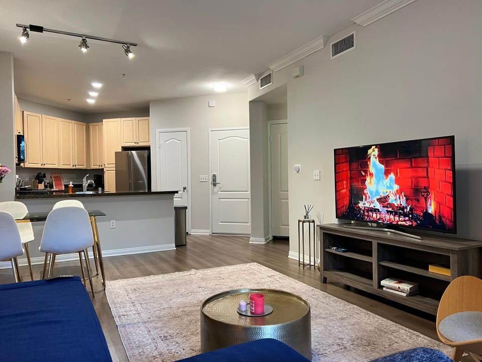 Spacious 1bdrm apartment 10 mins to Cedars-Sinai by car FREE Parking, King bed Apartment in San Fernando Valley