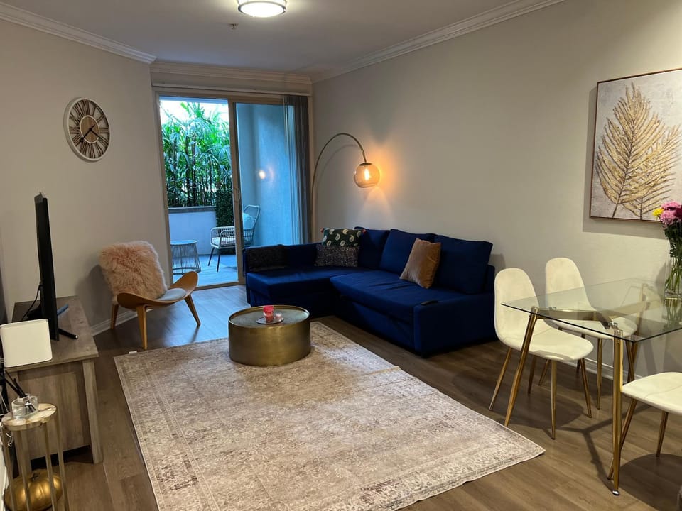 Spacious 1bdrm apartment 10 mins to Cedars-Sinai by car FREE Parking, King bed Apartment in San Fernando Valley