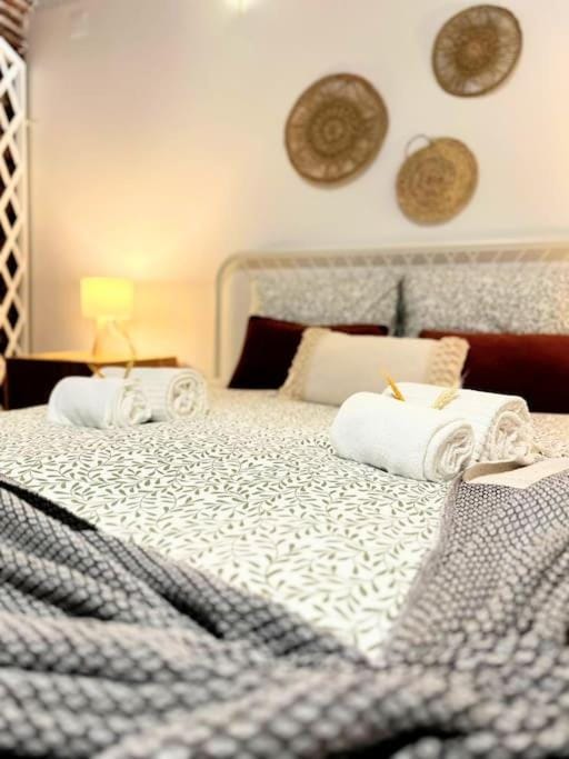Bed, Bedroom, towels