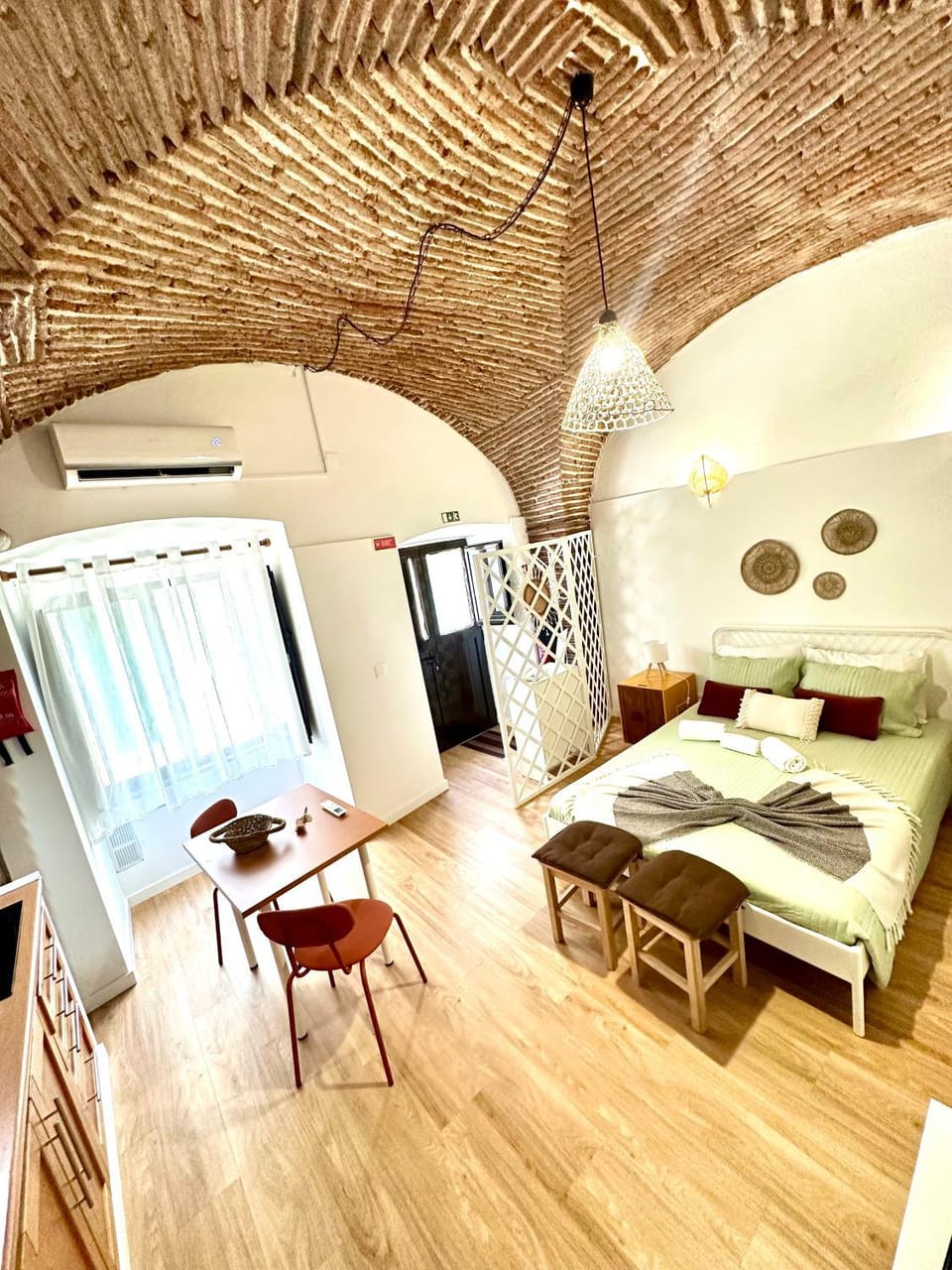 Bed, Dining area, air conditioner