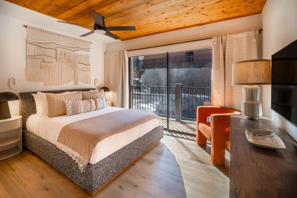 Bed, TV and multimedia, Photo of the whole room, Bedroom