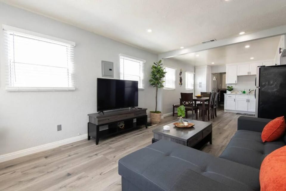 Chic Getaway Cozy Comfortable and Convenient with Two Bedrooms Apartment in East Los Angeles