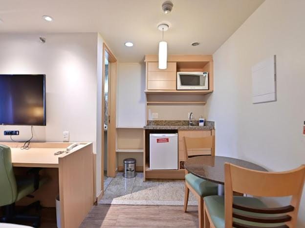 Kitchen or kitchenette, Dining area, minibar