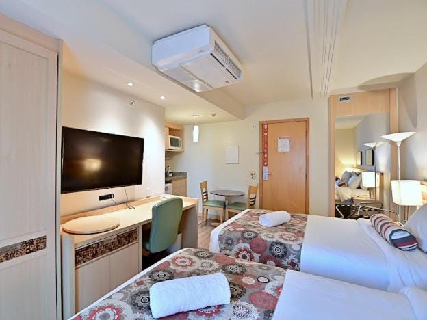 Bed, TV and multimedia, Bedroom