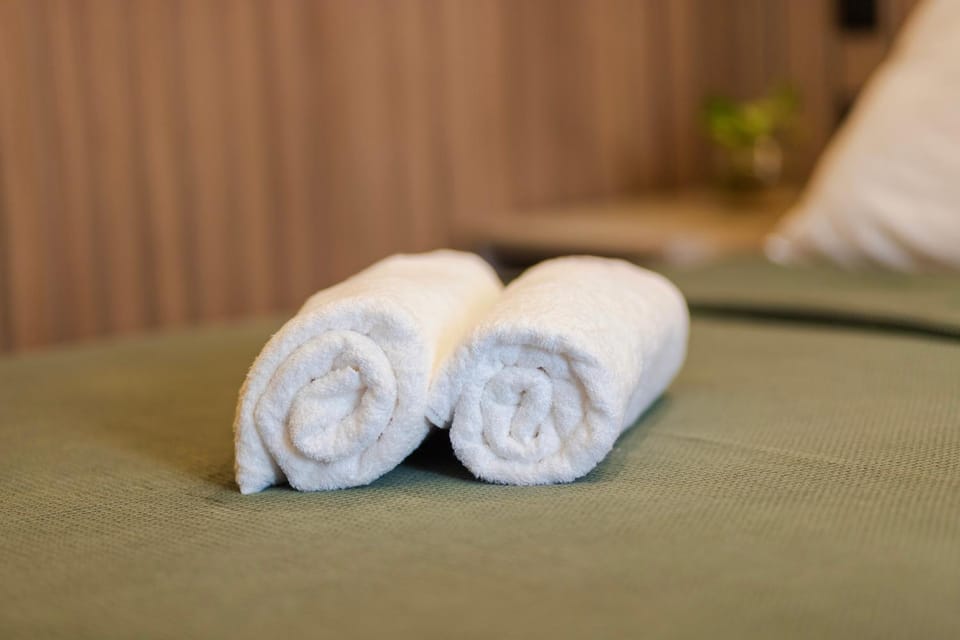 Bedroom, towels