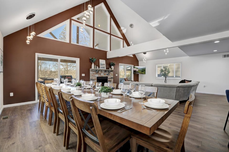 Kitchen or kitchenette, Living room, Seating area, Dining area