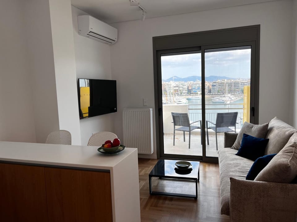 TV and multimedia, View (from property/room), Balcony/Terrace, Living room, Seating area, Dining area, Sea view, air conditioner