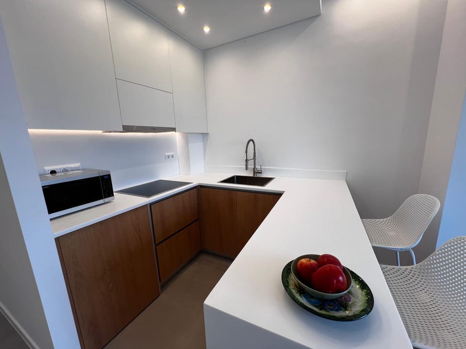 Kitchen or kitchenette, Food and drinks, Dining area, stove