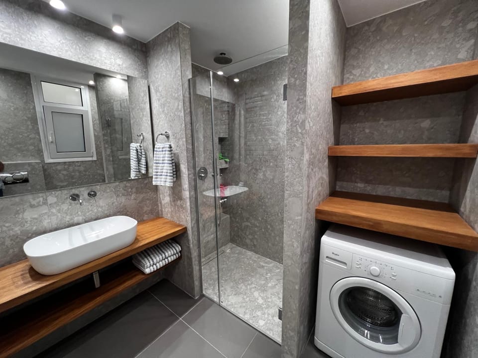 Shower, Toilet, Bathroom, towels, washing machine