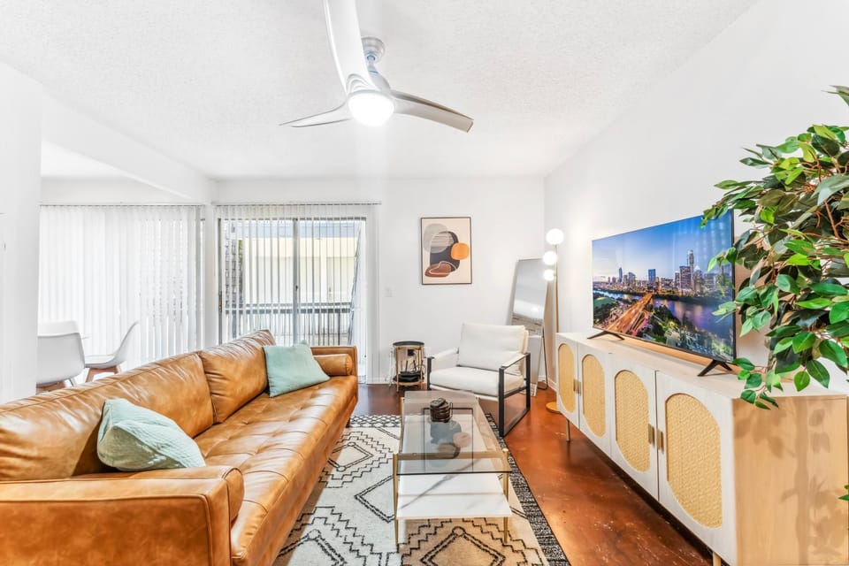Heart of SoCo 2BR and 1BR King Suites with Free Parking, Pool, and Laundry Center Apartment in Austin