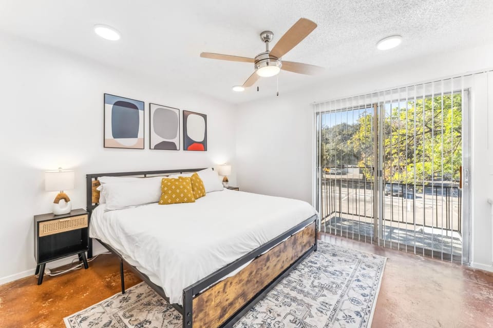 Heart of SoCo 2BR and 1BR King Suites with Free Parking, Pool, and Laundry Center Apartment in Austin