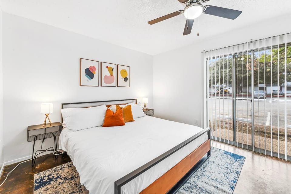Heart of SoCo 2BR and 1BR King Suites with Free Parking, Pool, and Laundry Center Apartment in Austin