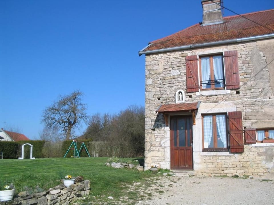Chambres Confortables avec Petit Déjeuner Inclus et Salon de Jardin - FR-1-583-284 Bed and Breakfast in Bourgogne-Franche-Comté