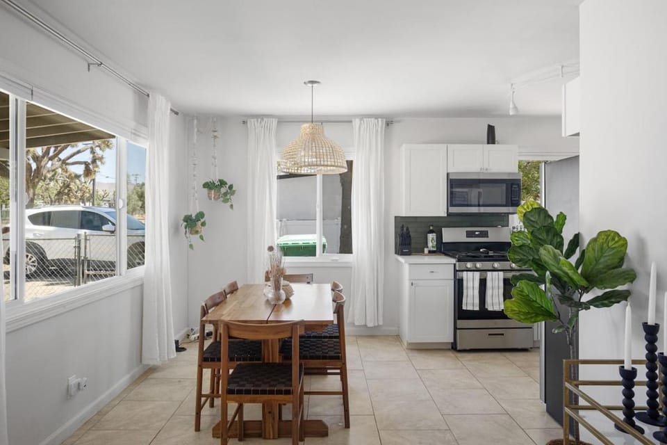 Desert Retreat - Hot Tub, Full Kitchen, Near JT House in Yucca Valley
