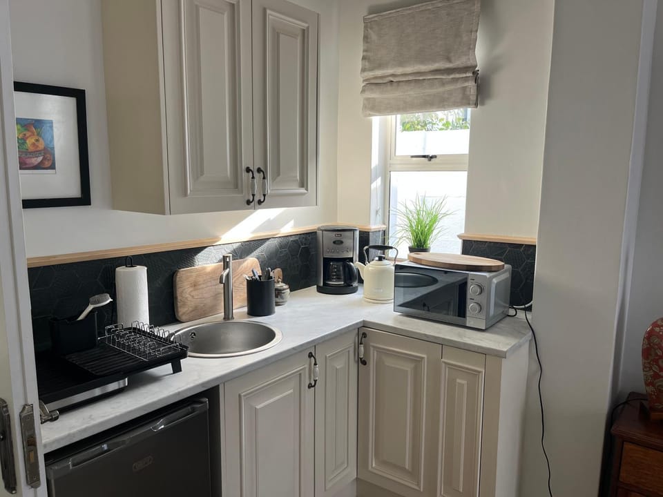 Coffee/tea facilities, toaster