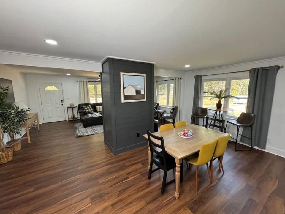 Living room, Seating area, Dining area