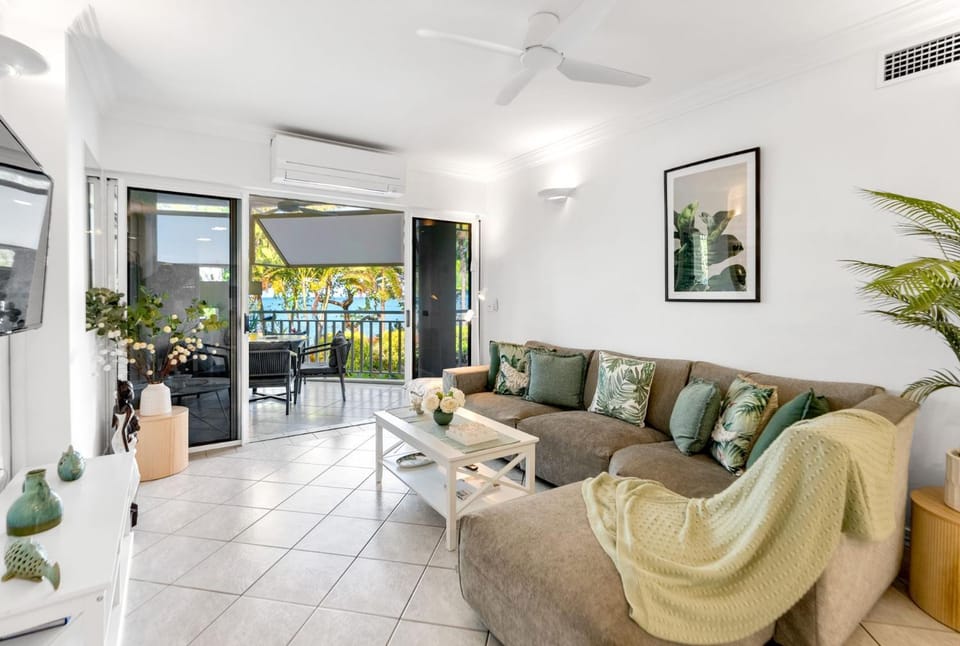 TV and multimedia, Living room, Seating area, air conditioner