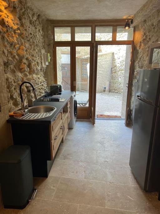 Grand studio de charme dans une bâtisse du XVII Apartment in L'Isle-sur-la-Sorgue