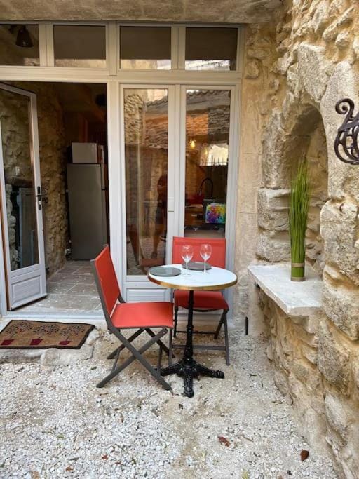 Grand studio de charme dans une bâtisse du XVII Apartment in L'Isle-sur-la-Sorgue