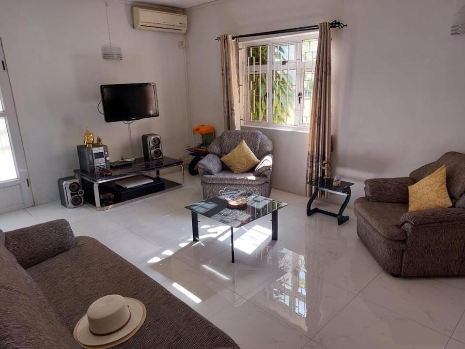 TV and multimedia, Living room, Seating area, Evening entertainment, air conditioner