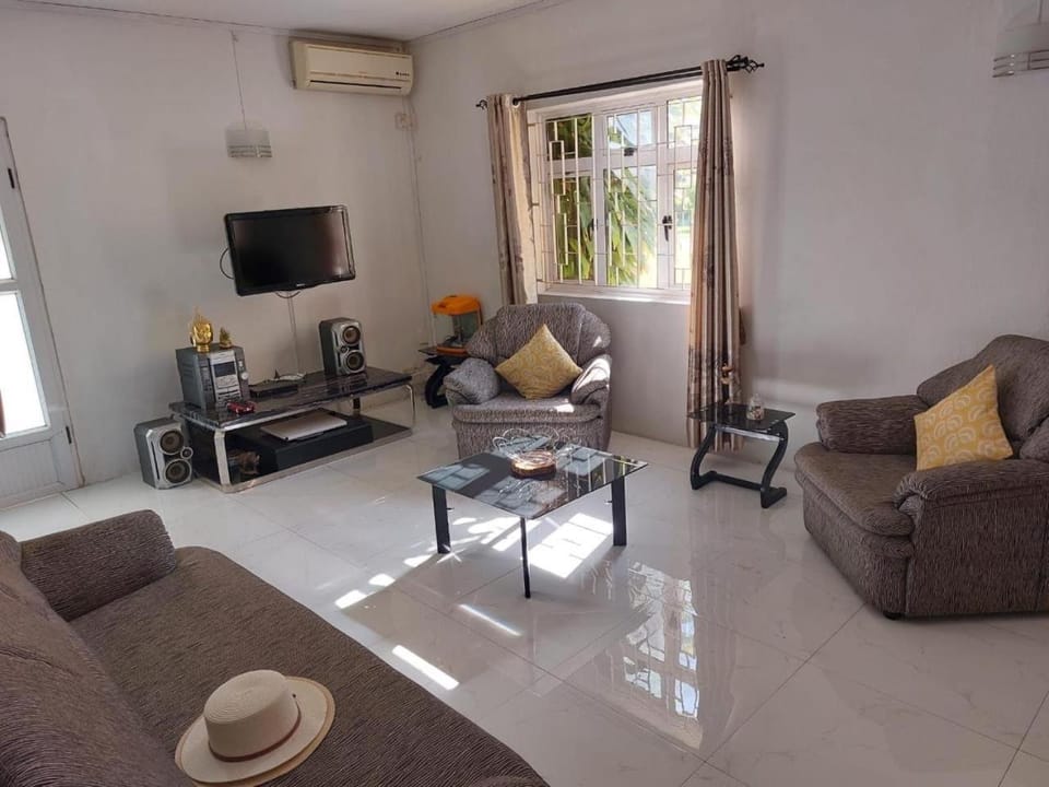 Communal lounge/ TV room, TV and multimedia, Living room, Seating area, Evening entertainment, air conditioner