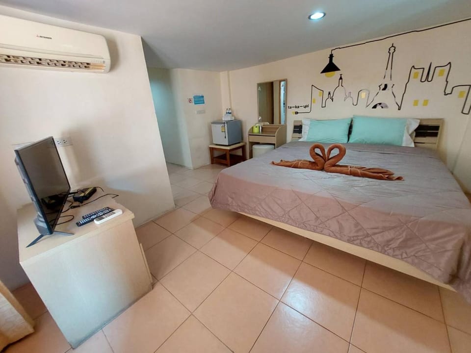 Photo of the whole room, Bedroom