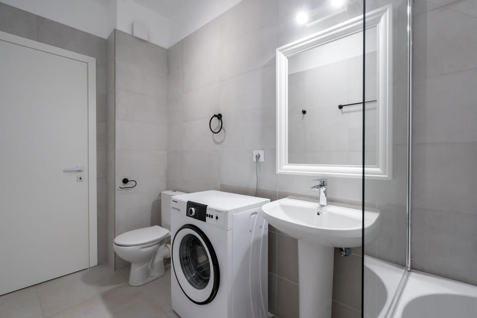 Toilet, Bathroom, towels, washing machine