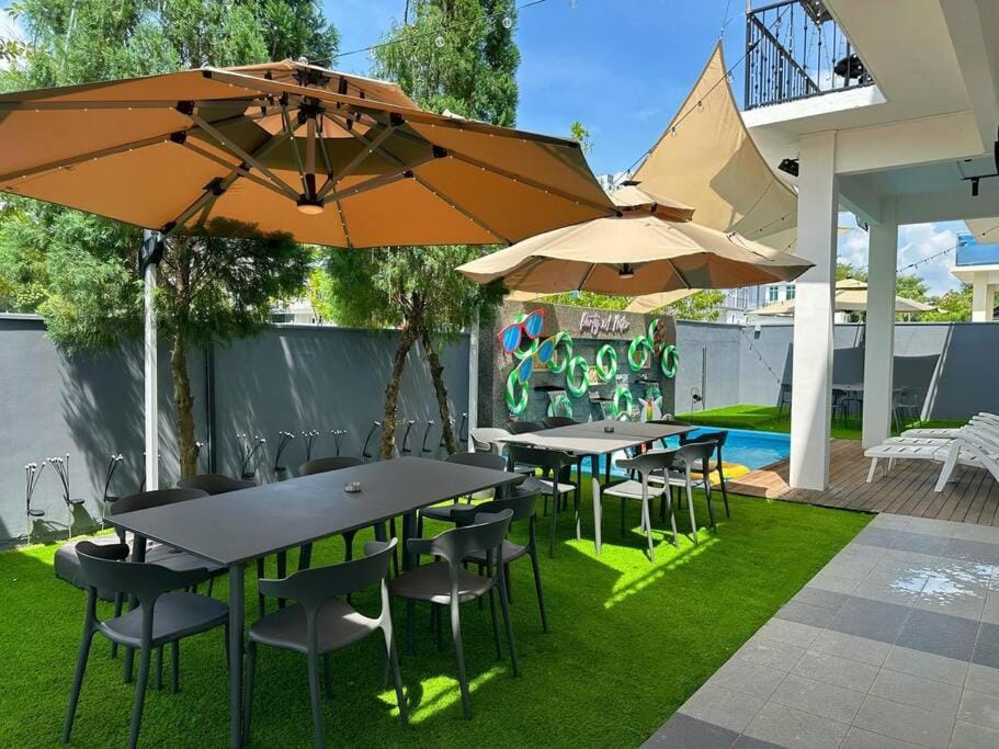 Private Pool Home 15 Pax Mount Austin JB House in Johor Bahru