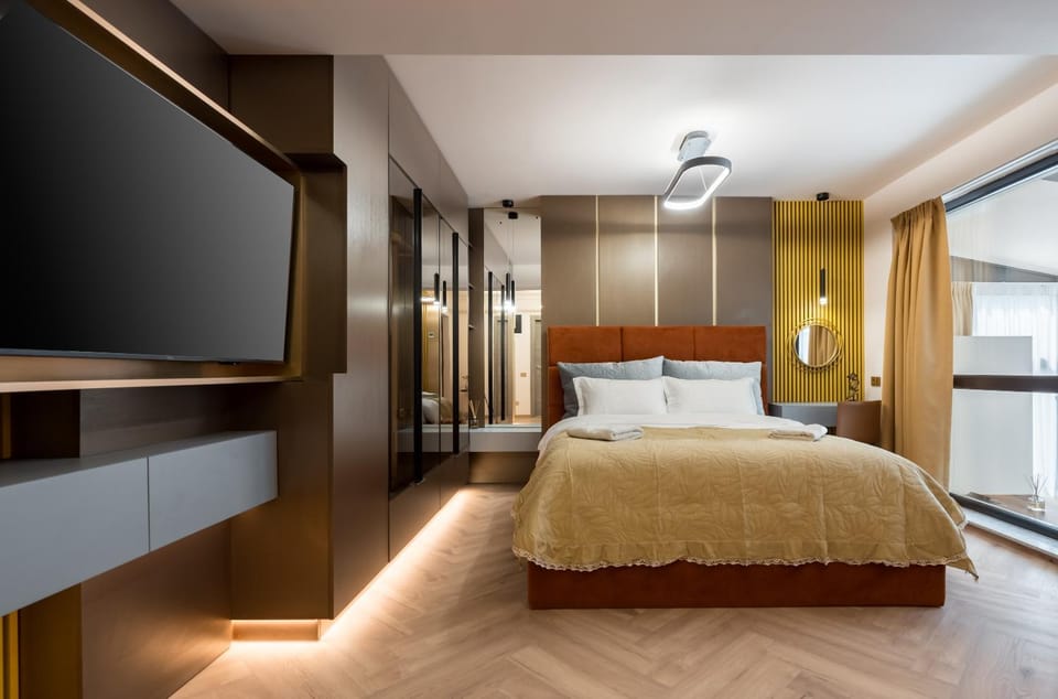 Bed, TV and multimedia, Bedroom