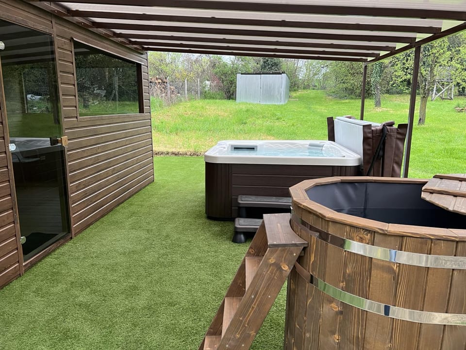 Hot Tub, Sauna