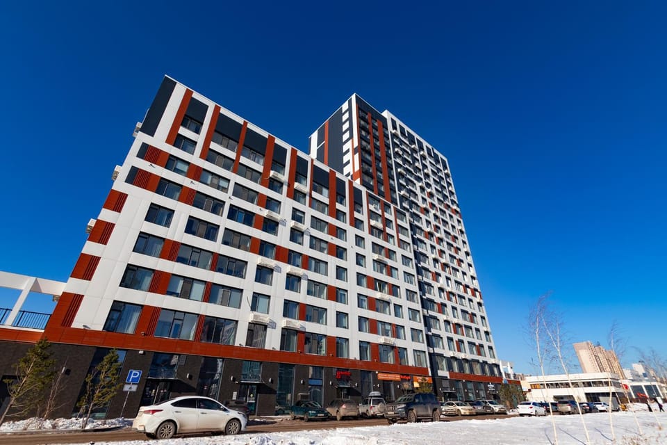 Property building, Day, Neighbourhood, City view, Street view, Location, Parking