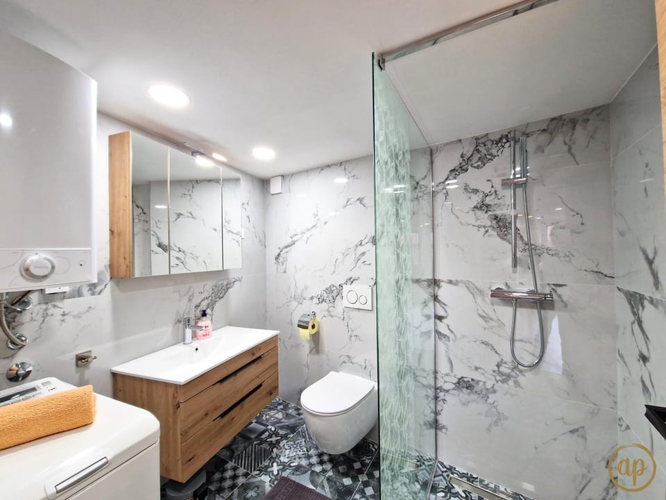 Shower, Toilet, Bathroom, towels