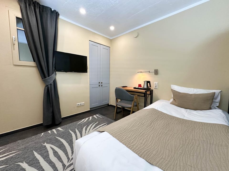 Bed, Photo of the whole room, wardrobe