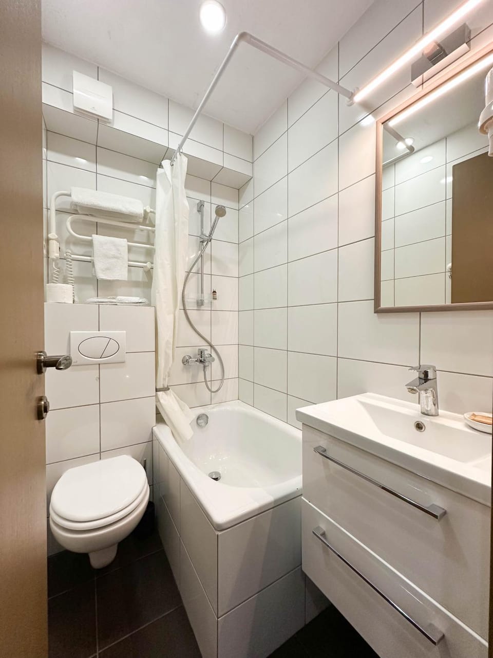 Shower, Toilet, Bathroom, Bath, towels
