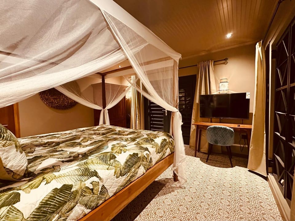Bed, TV and multimedia, Bedroom