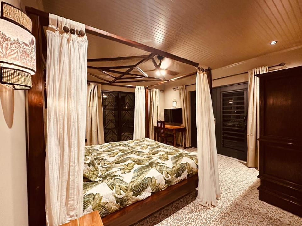 Bed, TV and multimedia, Bedroom