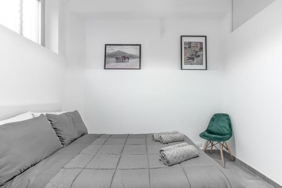 Bed, Photo of the whole room, Bedroom, towels