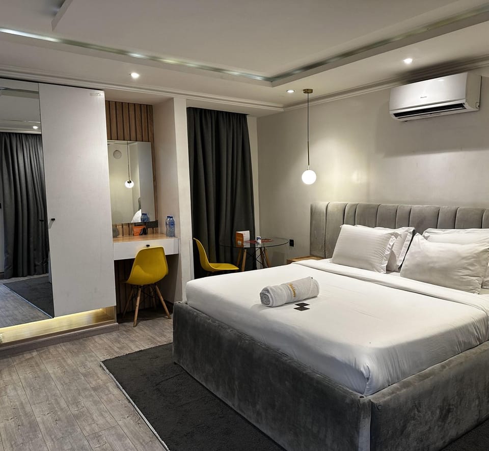 Bed, Photo of the whole room, Bedroom, towels