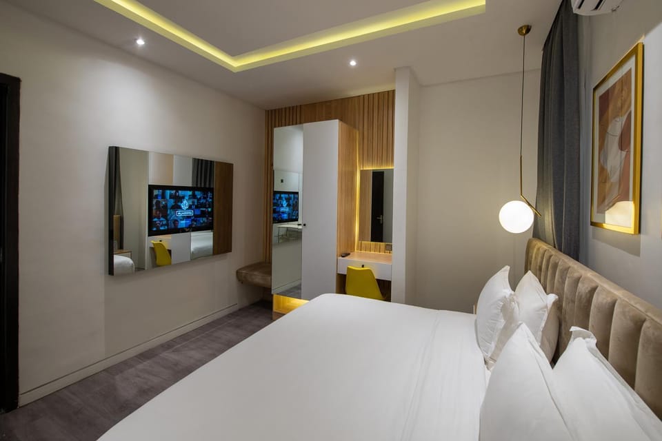 Bed, TV and multimedia, Photo of the whole room, Bedroom