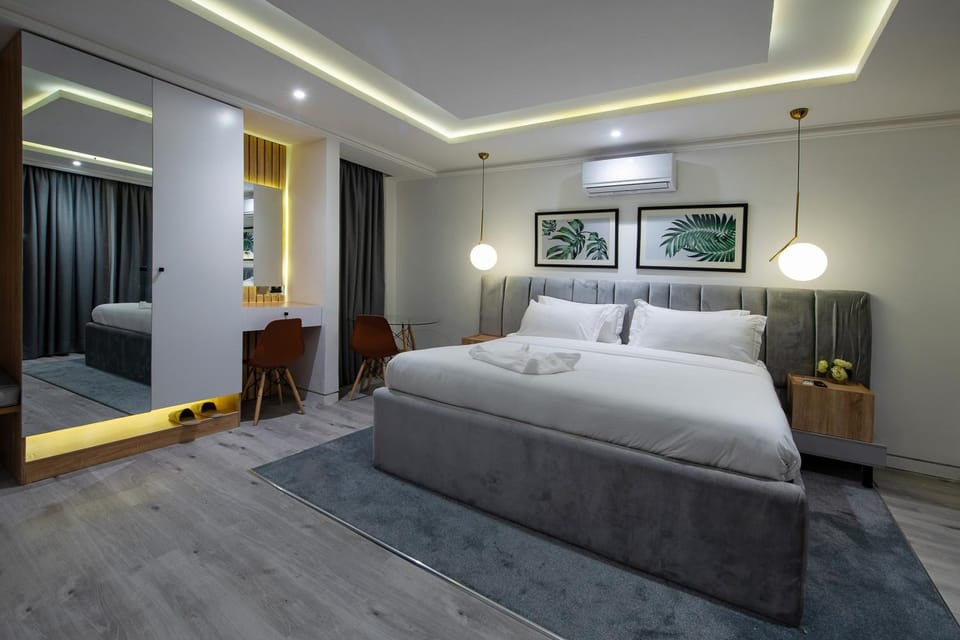 Bed, Living room, Photo of the whole room, Seating area, Bedroom
