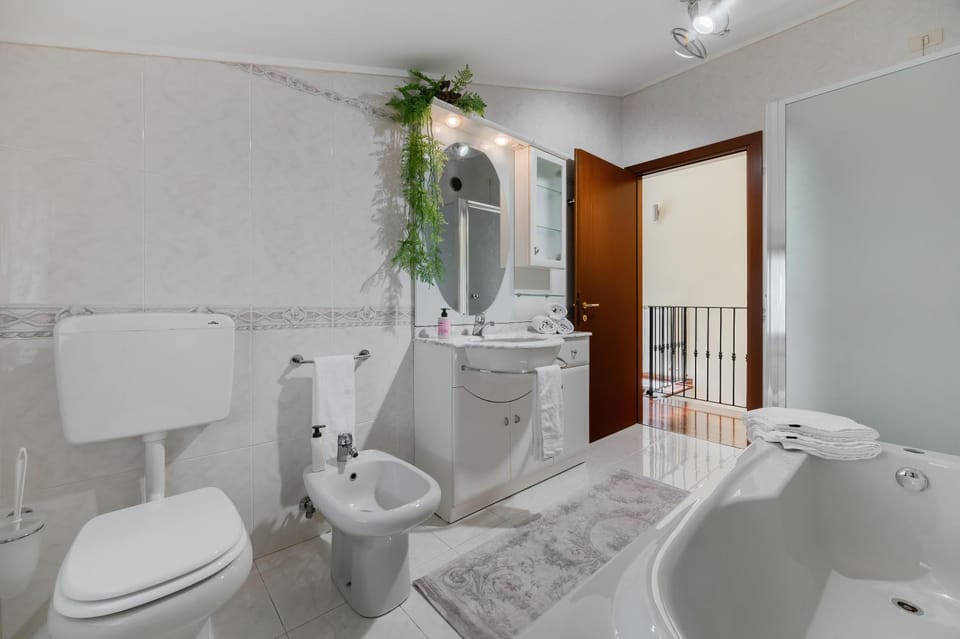 Shower, Toilet, Bathroom, Bath, bidet, towels