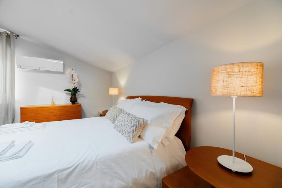 Bedroom, air conditioner