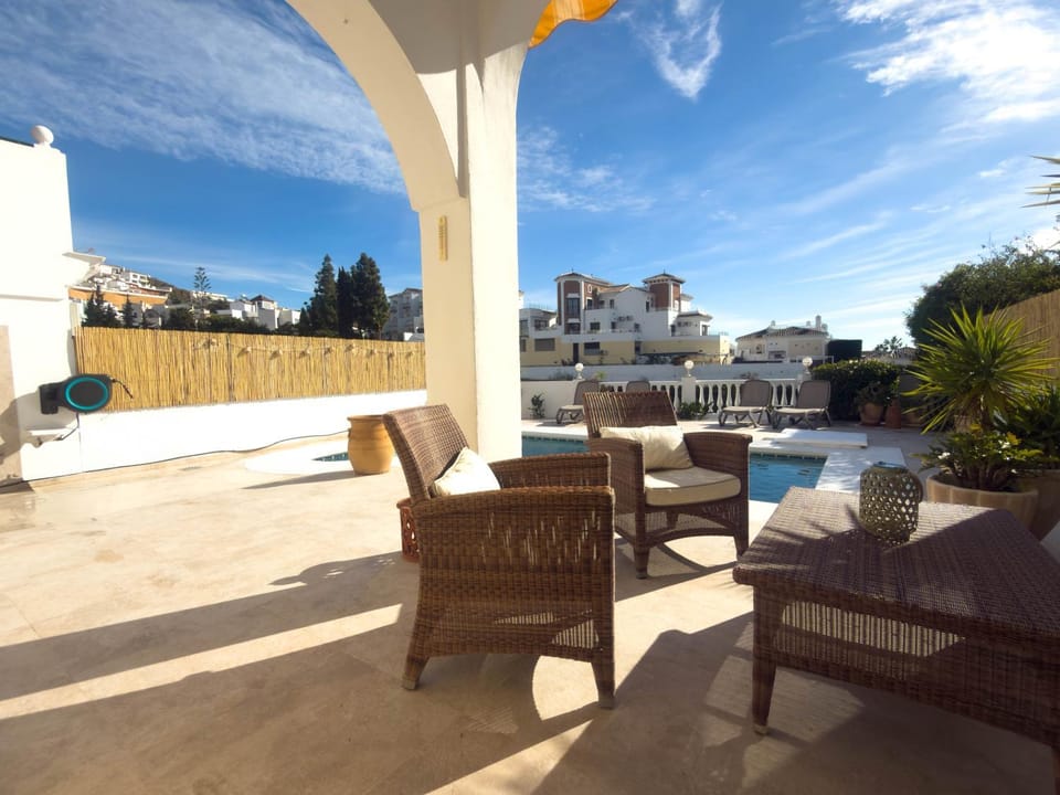 Property building, Balcony/Terrace, Living room