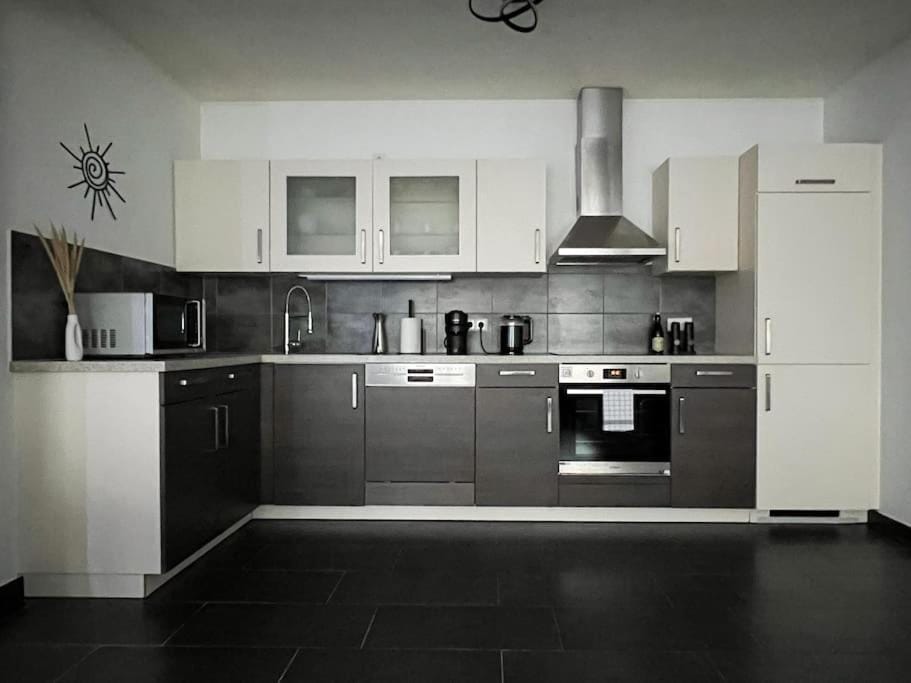 Coffee/tea facilities, Kitchen or kitchenette, dishwasher, oven, stove, toaster