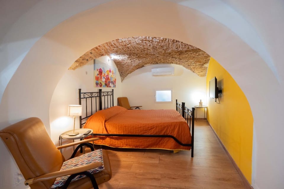 Photo of the whole room, Bedroom