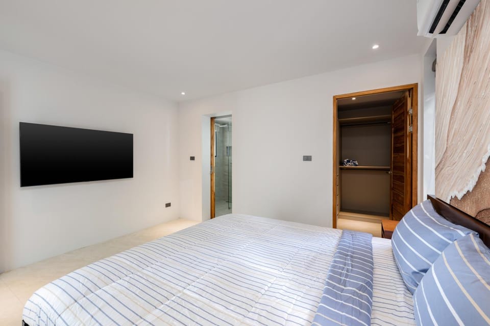 Photo of the whole room, Bedroom, wardrobe