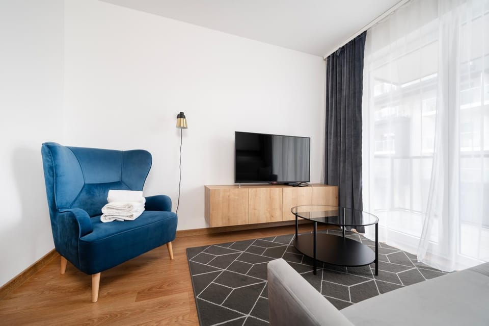 Communal lounge/ TV room, Bed, TV and multimedia, Living room, Photo of the whole room, Seating area, Evening entertainment