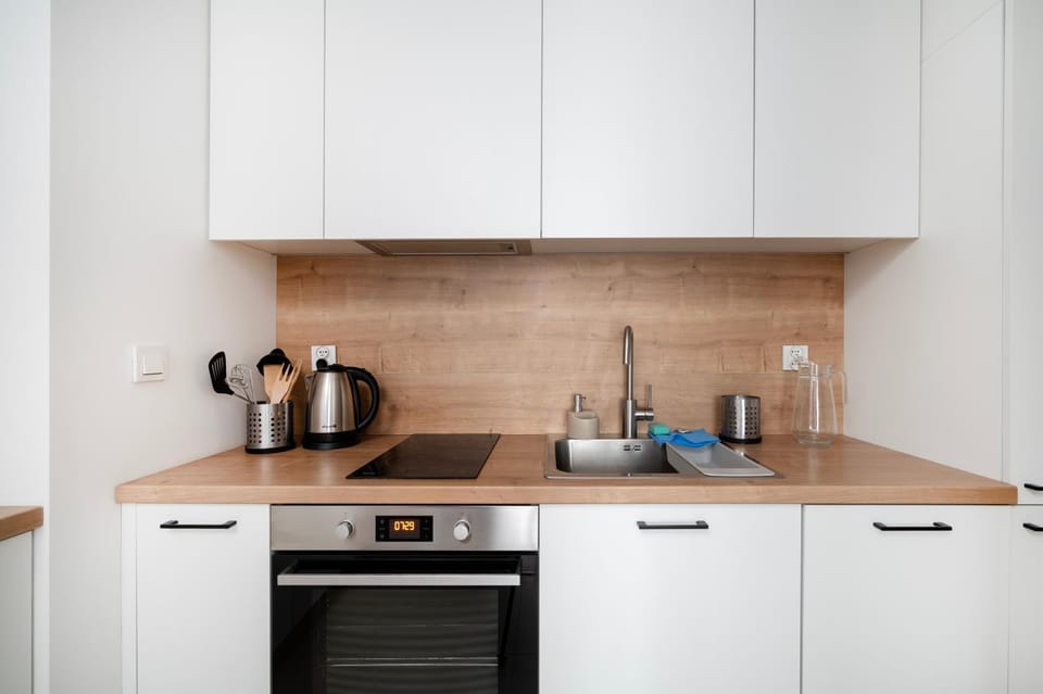 Coffee/tea facilities, Kitchen or kitchenette, stove