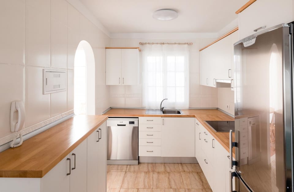 Kitchen or kitchenette, dishwasher